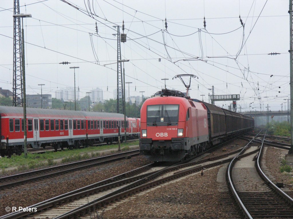 1116 135-3 durchfhrt Regensburg HBF mit ein gedeckten Gterzug. 01.05.09