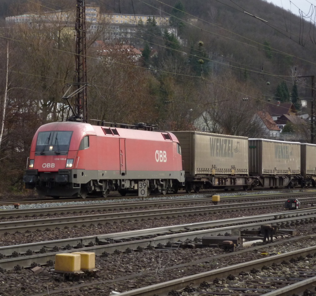 1116 190 mit Gterzug am 15.01.11 in Gemnden