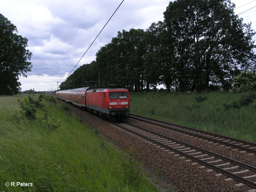 112 101-1 zieht bei Jacobsdorf(Mark) den RE38015 Eisenhttenstadt. 29.05.09