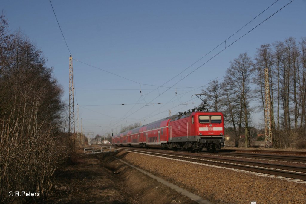 112 101 schiebt den RE 18170 Brandenburg HBF bei Briesen (Mark). 08.03.11