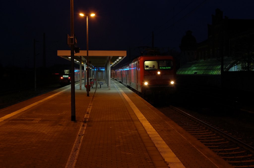 112 109 mit dem RE2 (RE 38135) nach Knigs Wusterhausen in Rathenow. Auf der linken Seite steht die RB (RB 36706) nach Stendal. 23.10.2010