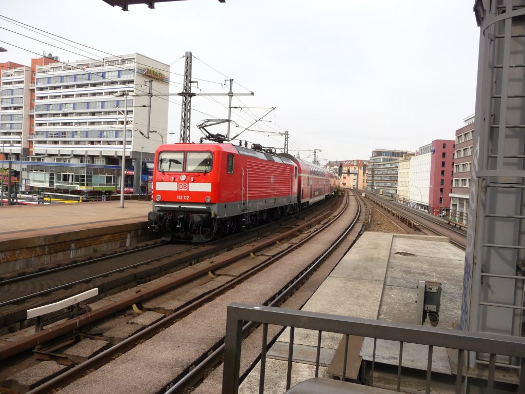 112 112 verl�sst am 11.04.2012 den Bahnhof Alexanderplatz.
RE1 -> Magdeburg