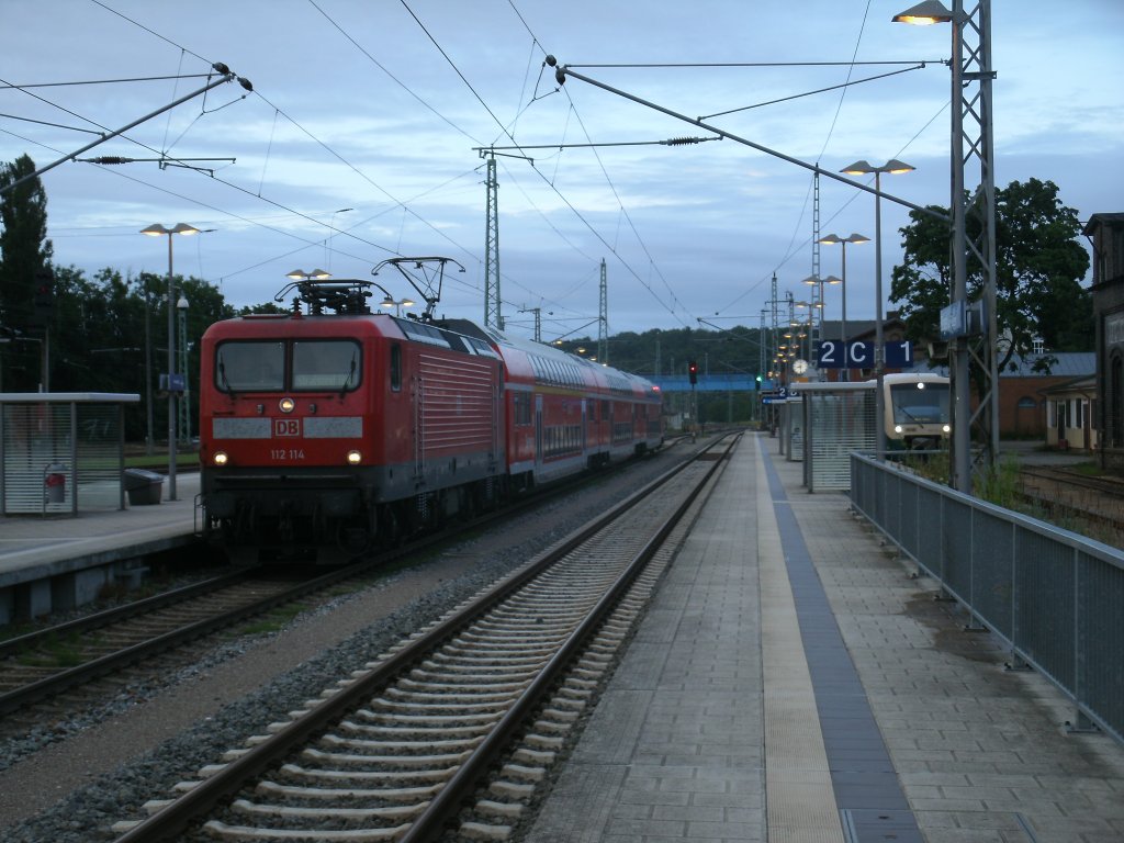 112 114 mit Dostos,als RE 13034 Binz-Stralsund,am 29.Juli 2013,in Bergen/R�gen.Auf dem Nachbargleis der letzte Zug,am Tag,nach Putbus der PRESS VT650 032. 