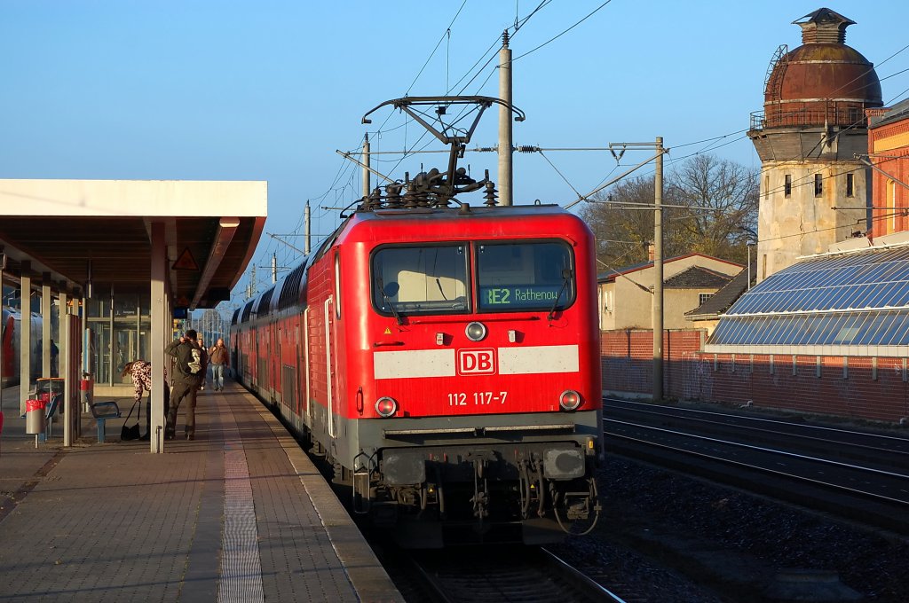 112 117-7 mit dem RE2 (RE 38137) nach Knigs Wusterhausen in Rathenow. 26.10.2010