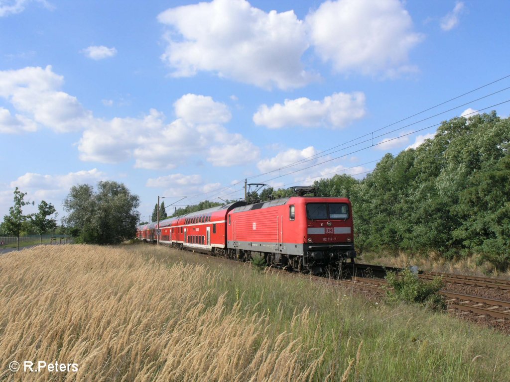 112 117-7 zieht kurz vor Eisenhttenstadt den RE1 Eisenhttenstatd. 21.08.08