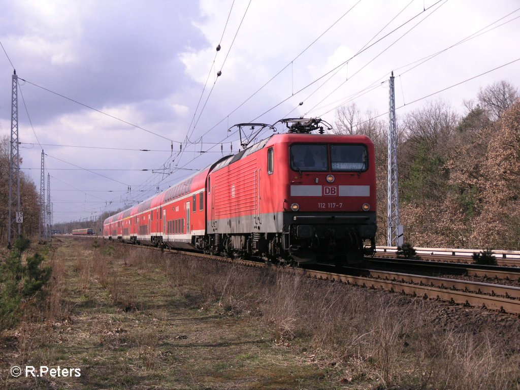 112 117 zieht bei Berlin-Friedrichshagen ein RE1 Frankfurt(Oder). 19.03.08