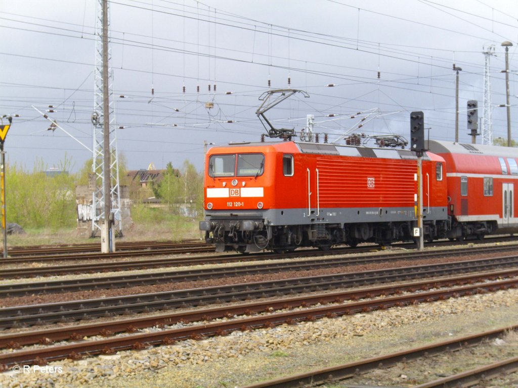 112 120-1 schiebt den RE1 wieder zurck in den Bahnhof. 21.04.10