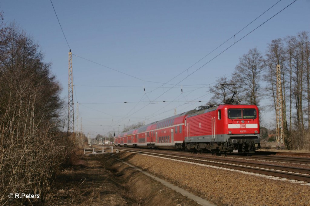 112 121-9 schiebt den RE 18118 Magdeburg HBF bei Briesen (Mark) 08.03.11