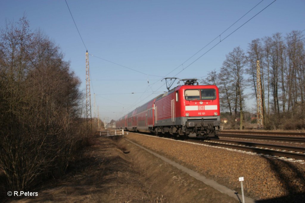 112 121 zieht den RE 18105 nach Eisenhttenstadt bei Briesen(Mark). 08.03.11 