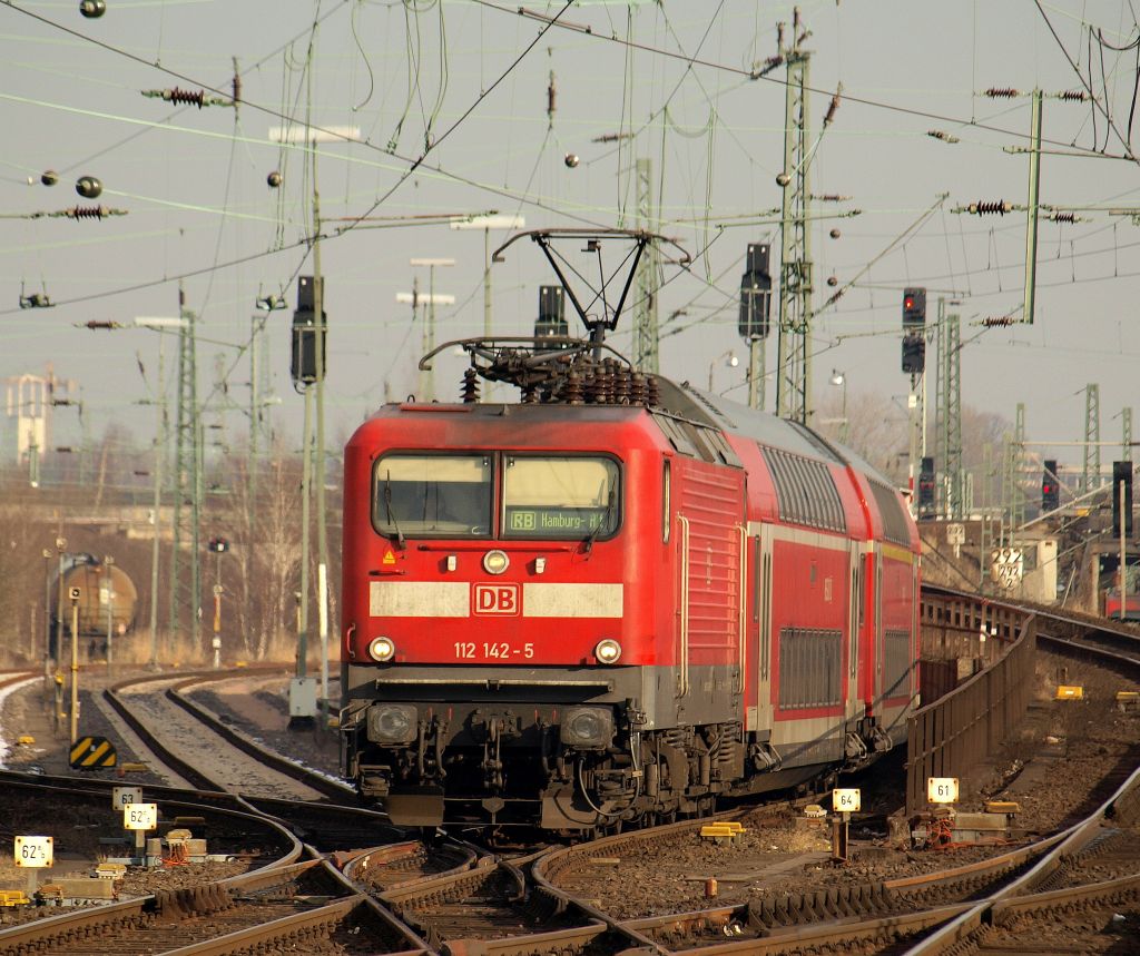 112 142-5 zog den RE von Kiel und damit auch Marc&Family in den Bahnhof Hamburg-Altona am 26.2.