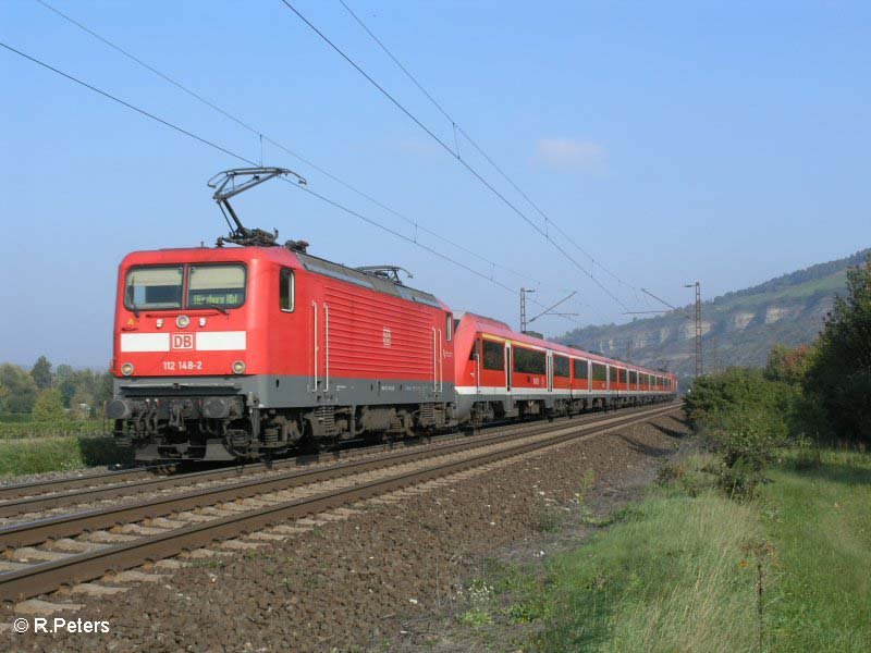 112 148-2 zieht kurz vor Thngersheim ein RE Wrzburg im Sandwitch. 27.09.08