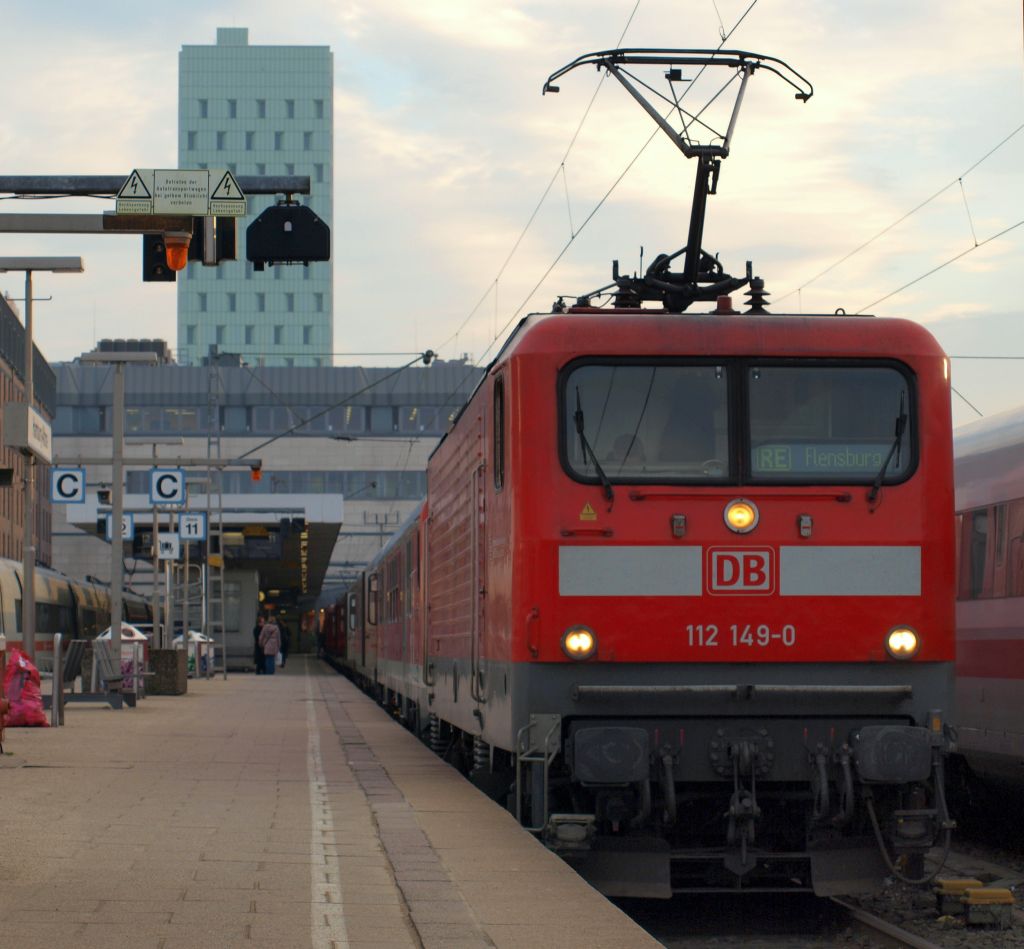 112 149-0 stand mit dem RE nach Flensburg im Bahnhof Hamburg-Altona. 