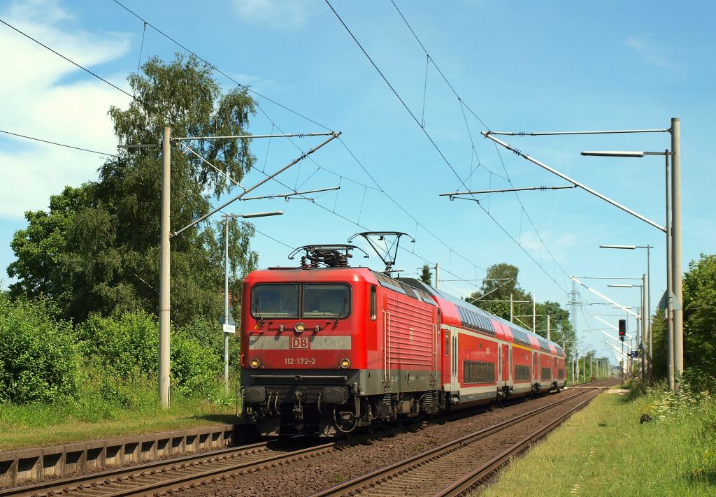 112 172-2 stand am 2.6.11 mit der Regionalbahn 21317 von Bad Oldesloe nach Hamburg im Bahnhof Kupfermhle.