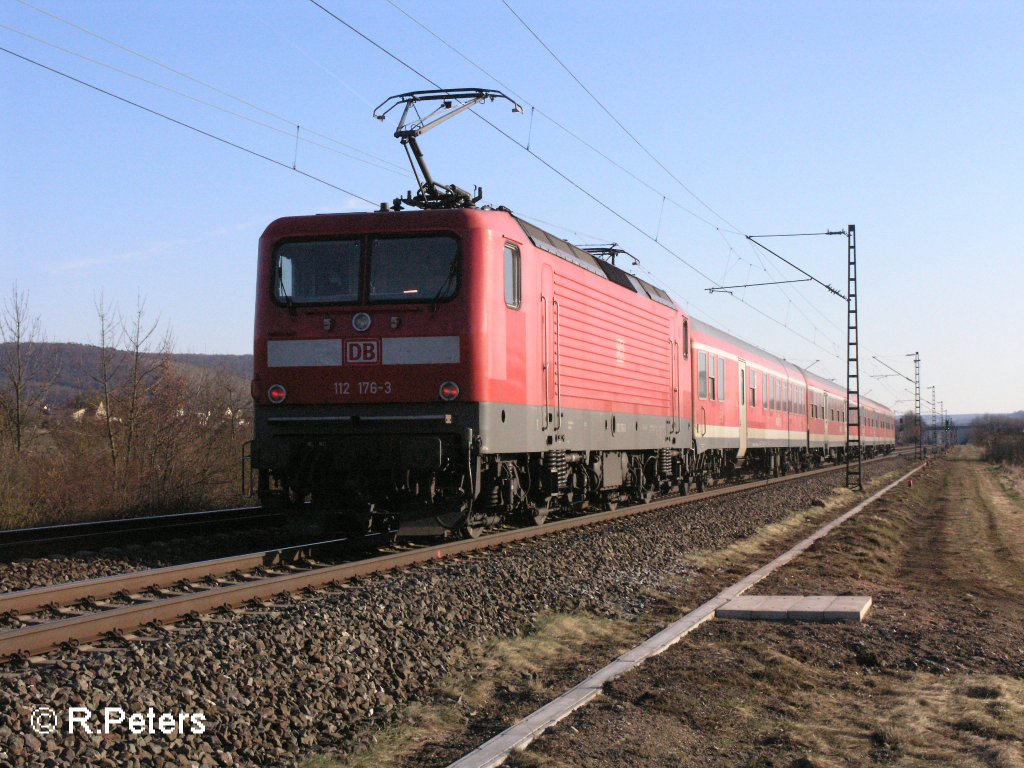 112 176-3 schiebt eine RB bei thngersheim in Richtung Wrzburg. 16.02.08