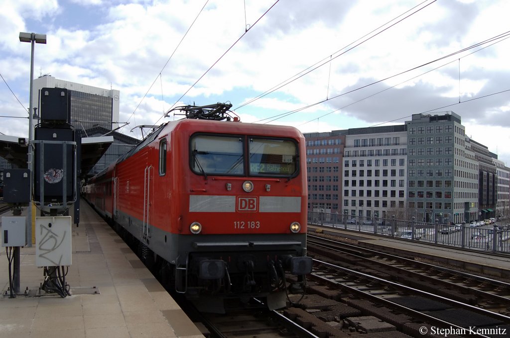 112 183 mit dem RE2 (RE 37410) nach Rathenow in Berlin Friedrichstrae. 26.03.2011