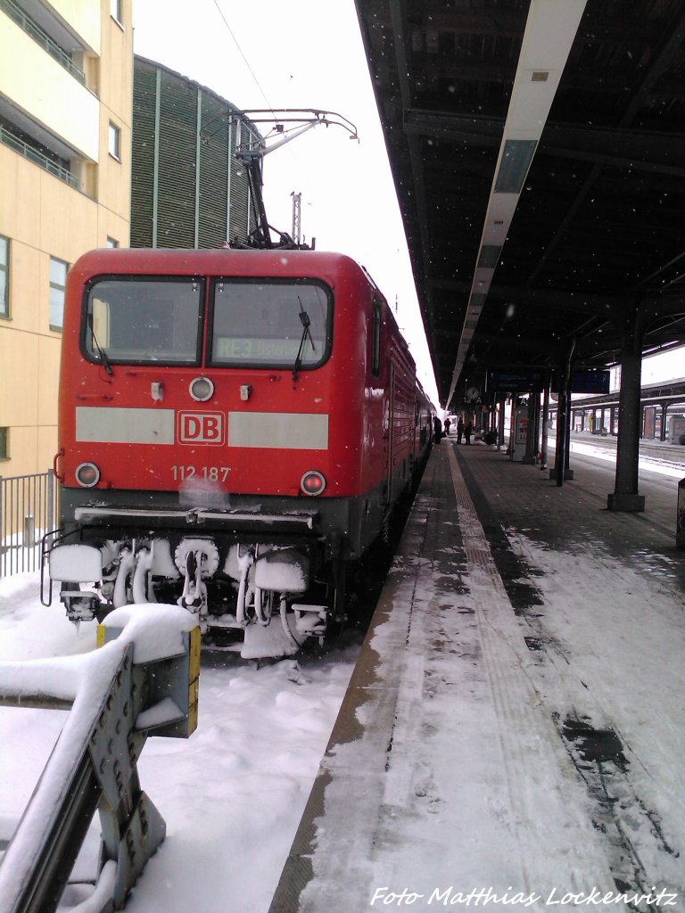 112 187 steht am 21.3.13 als RE3 mit Ziel Elsterwerda im Bahnhof Stralsund Hbf