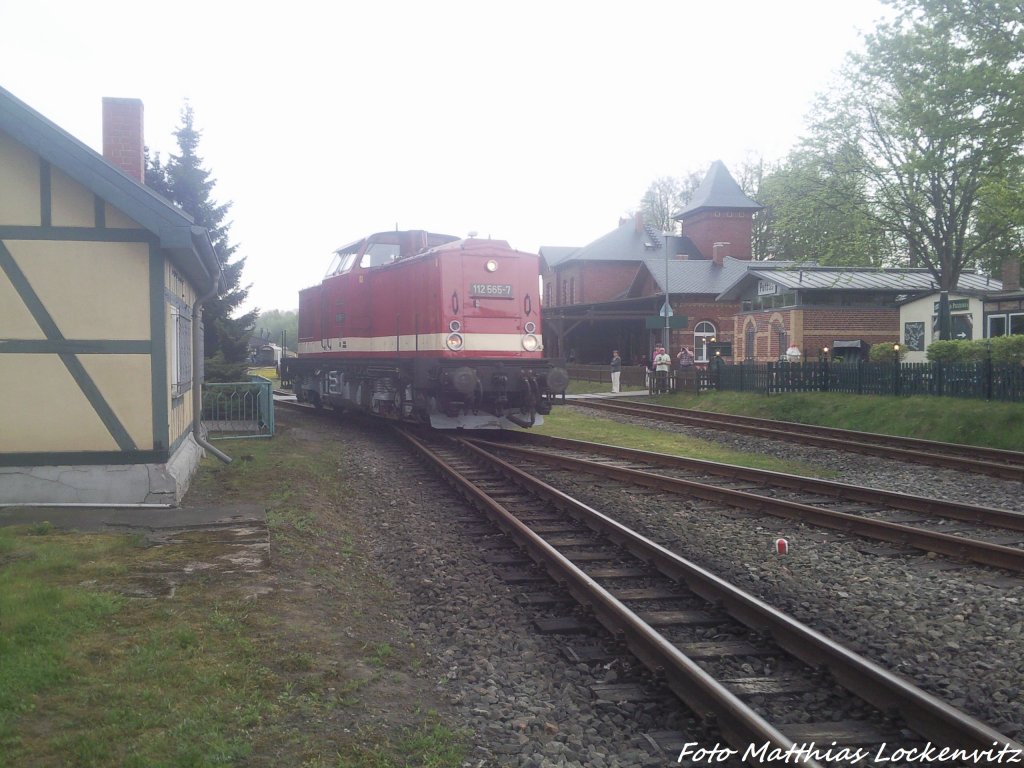 112 565-7 (DB 202 565-8) beim Rangieren im Bahnhof Putbus am 10.5.13