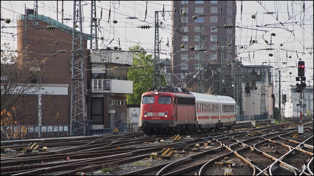 113 267 wahrscheinlich mit einem PbZ am 17.04.11 im Gleisvorfeld des Klner Hauptbahnhofs