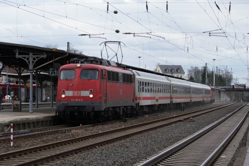 113 309-9 + 113 267-9 mit dem IC 2863 in Solingen Hbf am 28.03.2010 um 14:04 Uhr