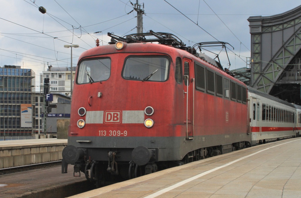 113 309 mit IC 2862 von Hamm nach Bonn am 14.05.10 in Kln Hbf