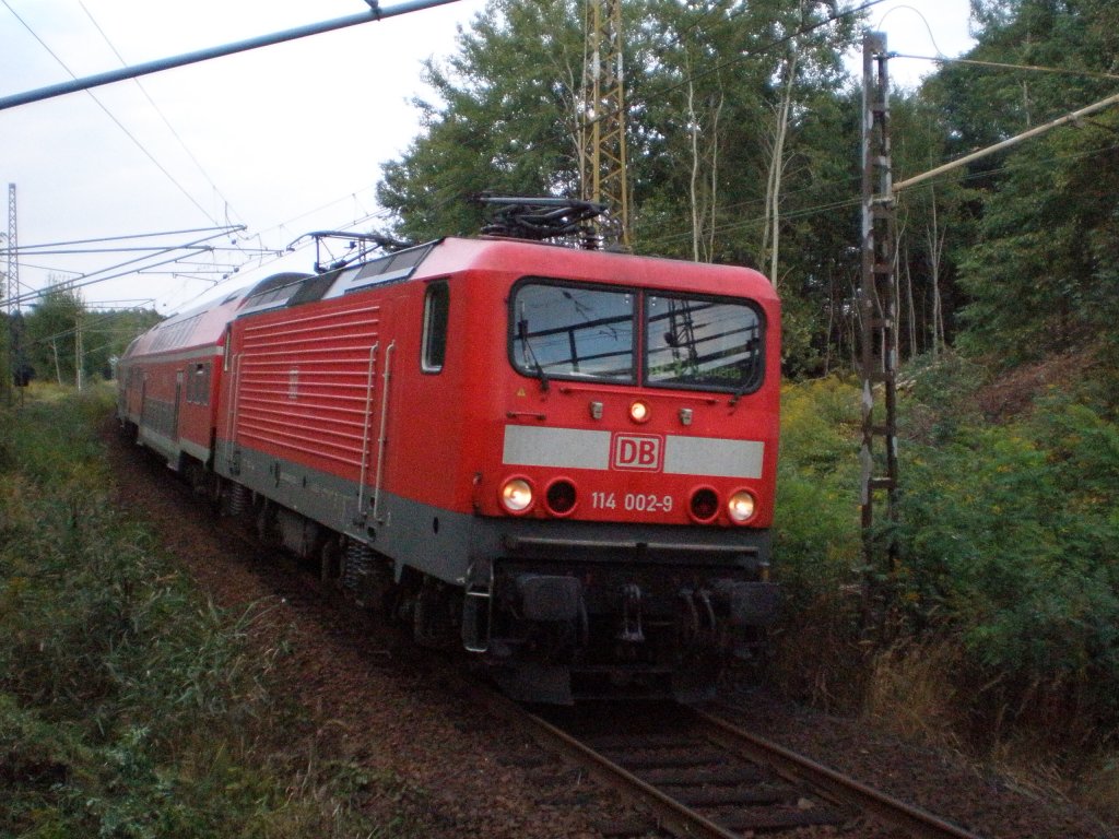 114 002 kurz vor der Einfahrt in den Bahnhof Elsterwerda.