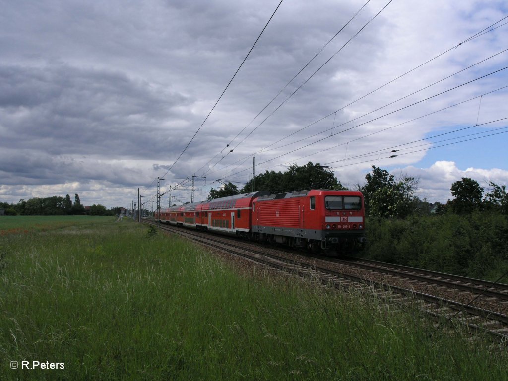 114 007-8 schiebt bei Jacobsdorf(Mark) den RE38024 Magdeburg HBF. 29.05.09