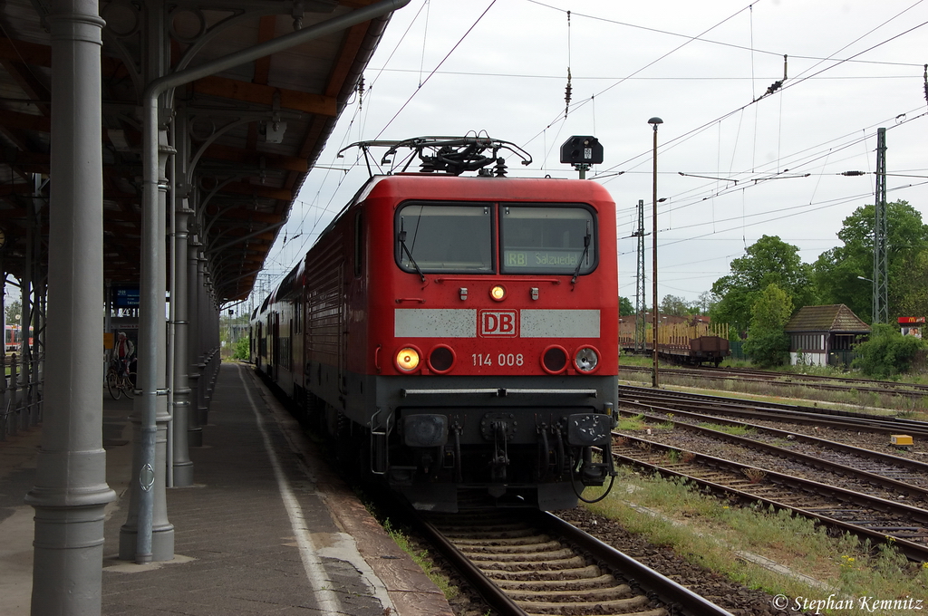 114 008 mit der RB29 (RB 27572) von Stendal nach Salzwedel in Stendal. Bei einem Umlauf frher hatte die Lok Kontakt mit einem Vogel gehabt und dabei wrde das Linke Spitzenlicht zerstrt. 05.05.2012