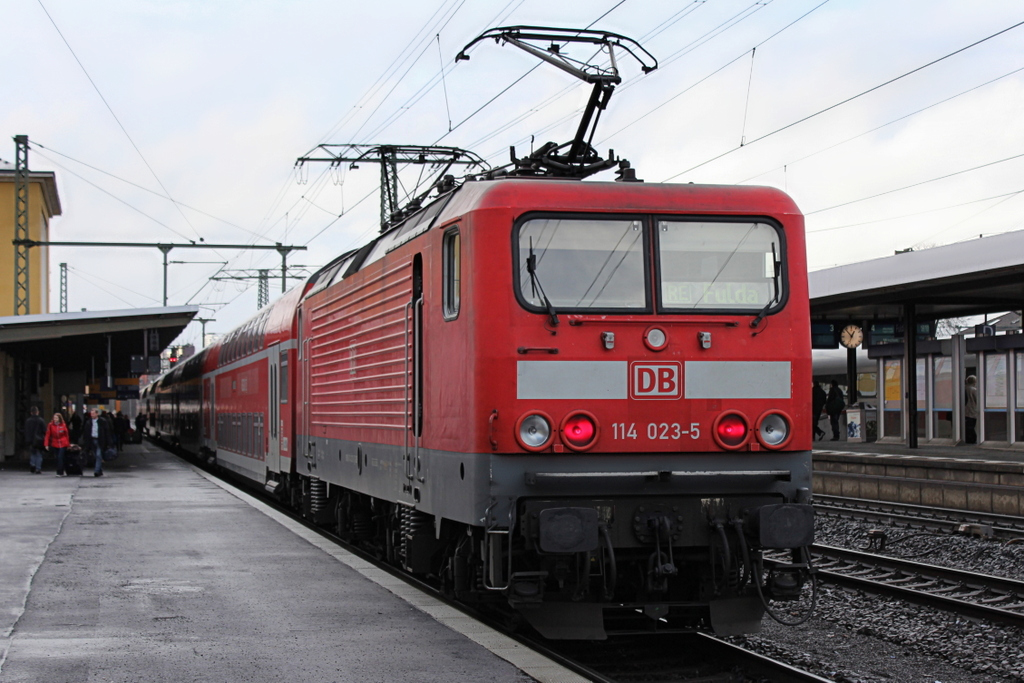 114 023 mit RE aus Frankfurt am Main am 16.12.12 in Fulda