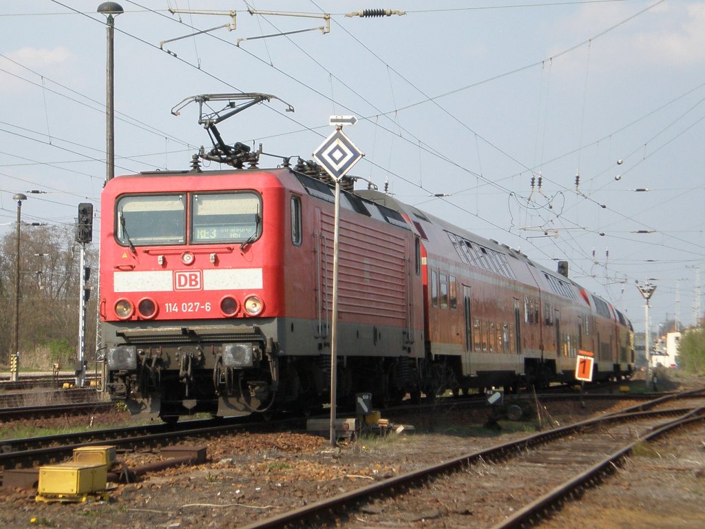 114 027 mit RE aus Stralsund in Elsterwerda, 20.04.2011.