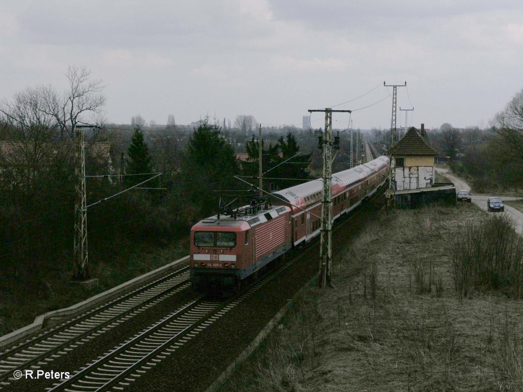 114 029-2 schiebt RE18179 Brandenburg -Frankfurt(Oder) bei Frankfurt/Oder Nuhnen. 31.03.11