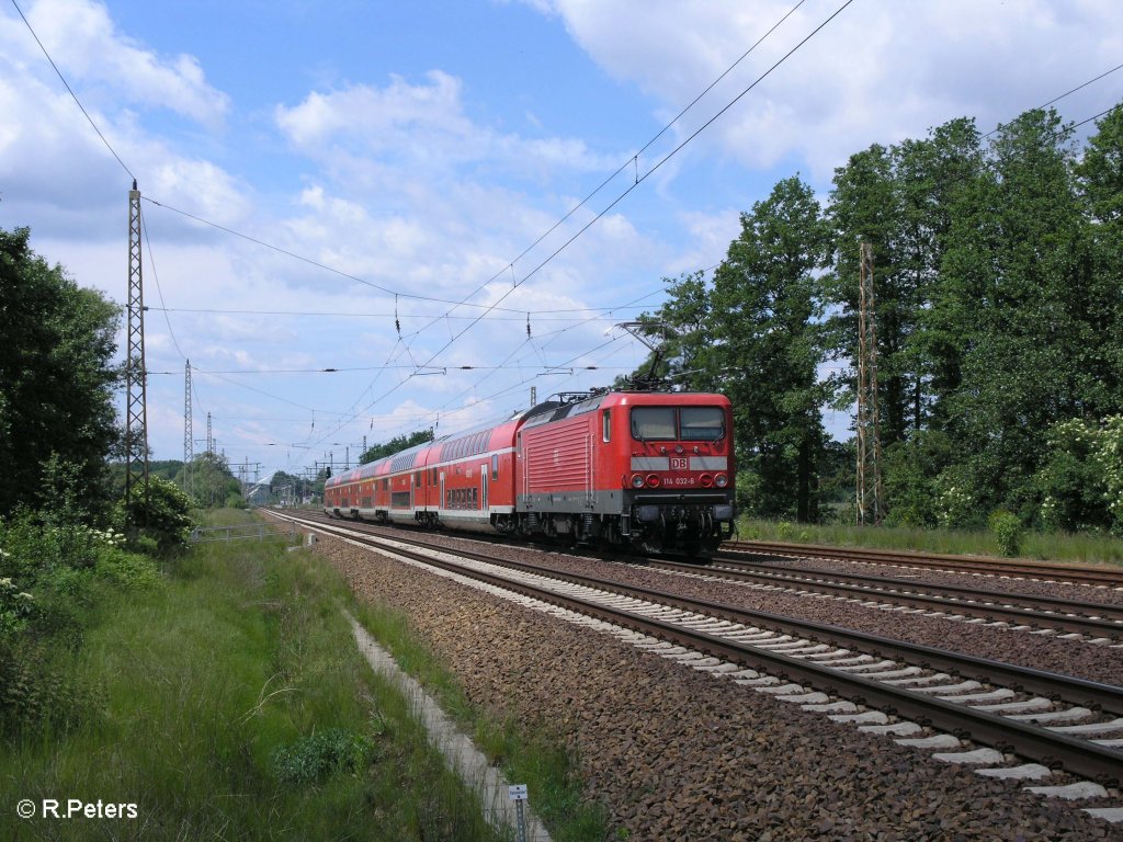 114 032-6 schiebt bei Briesen (Mark) den RE38024 Magdeburg HBF. 02.06.09