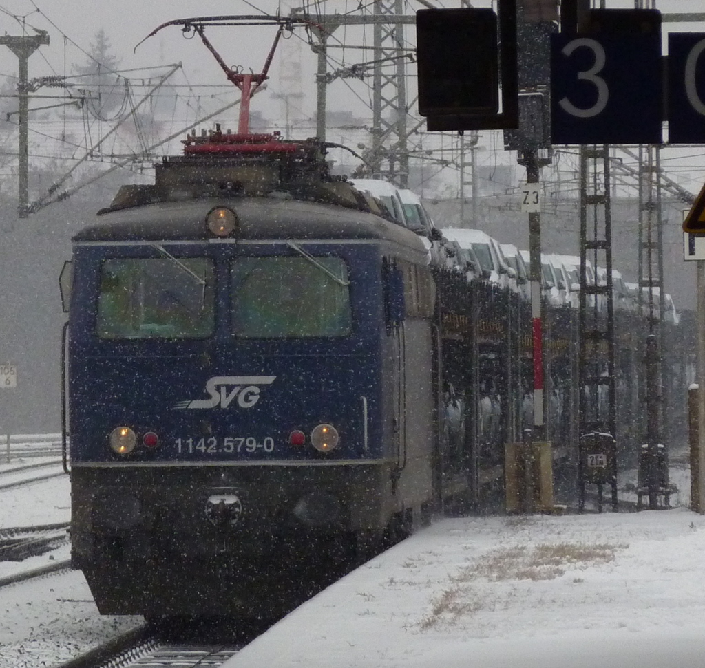 1142 579-0 mit ARS Wagen am 29.11.10 in Fulda