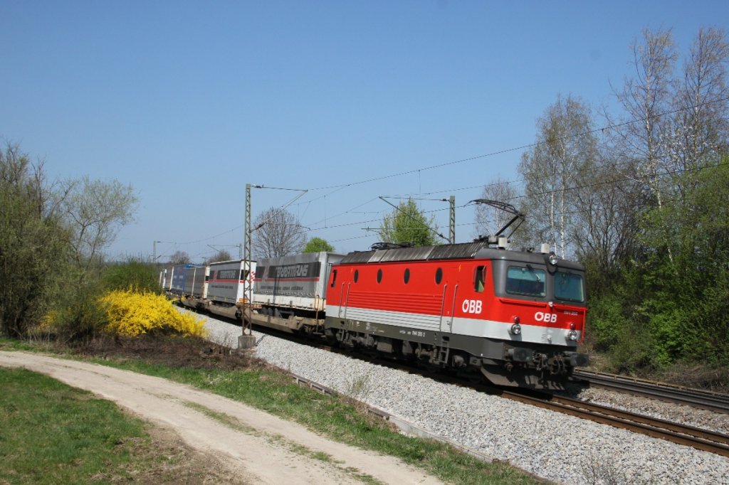 1144-205 der BB mit sauber gepflegtem Lack und KLV-Zug auf der Fahrt von Mnchen nach Rosenheim bei Ostermnchen am 10.4.2011.