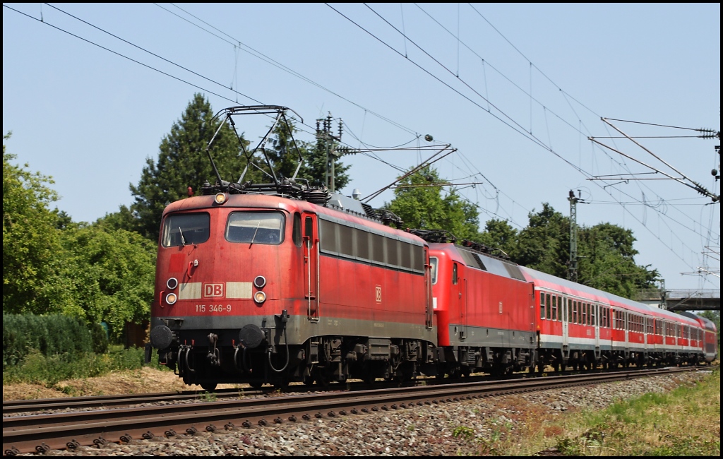 115 346 mit 120 102 und ein paar Personenwagen am 04.06.11 in Nordbgge