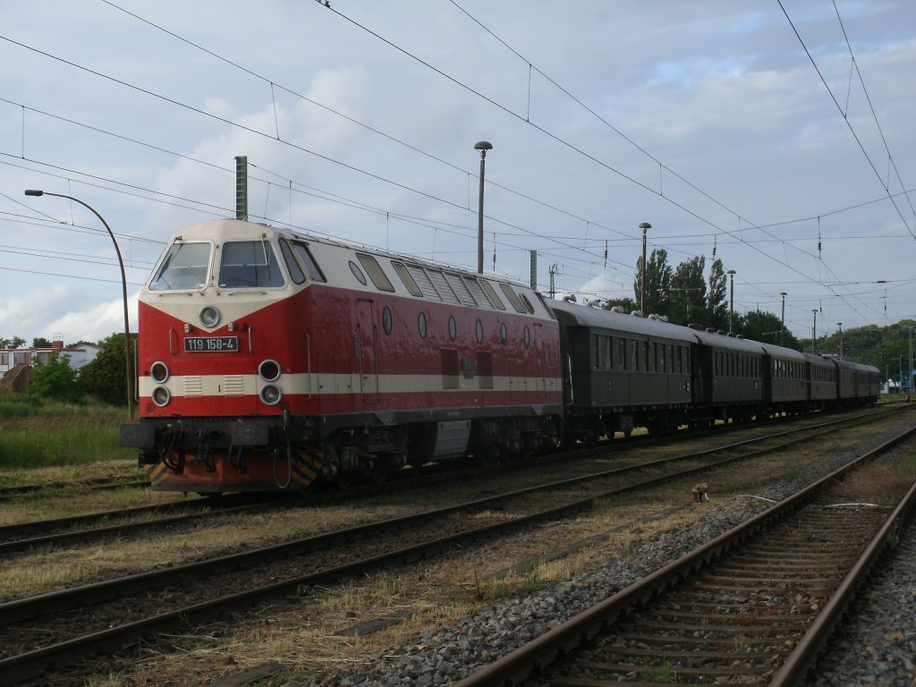 119 158 mit dem St�rtebekersonderzug,am 29.Juni 2013,in Bergen/R�gen.Der Sonderzug trat gegen Mitternacht seine Heimfahrt an.
