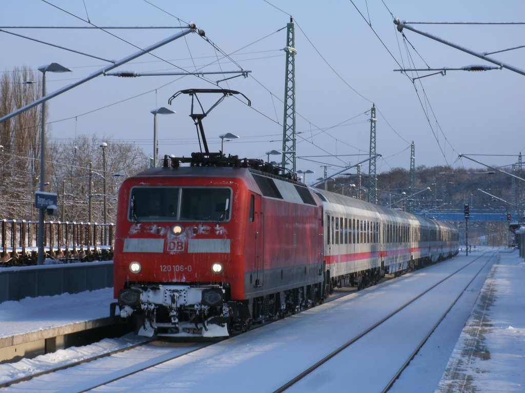 120 106-0 mit dem IC 2356 Binz-Frankfurt(Main),am 04.Februar 2012,in Bergen/Rgen. 