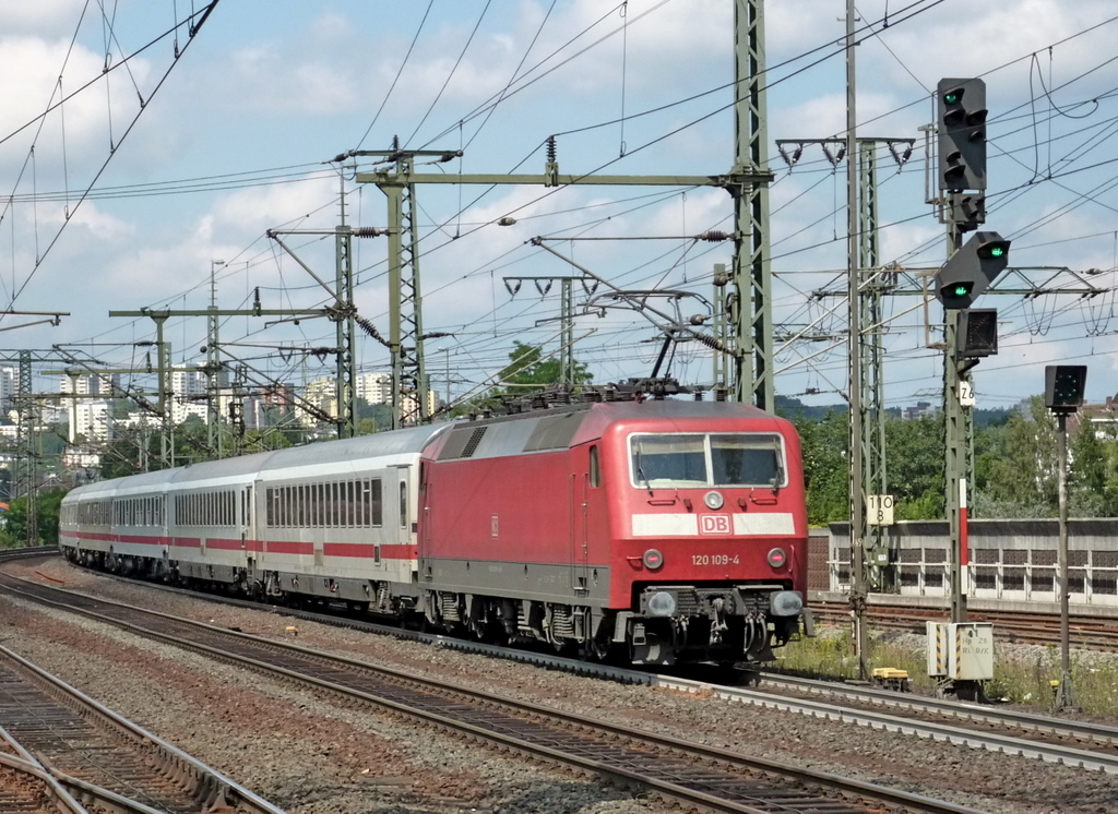 120 109-4 mit IC 2802 nach Berlin Ostbahnhof am 14.08.10 in Fulda