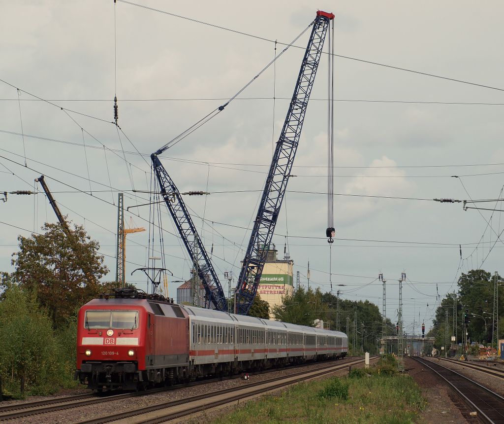 120 109-4 rauschte mit einem Ruhrpott IC durch Tostedt.