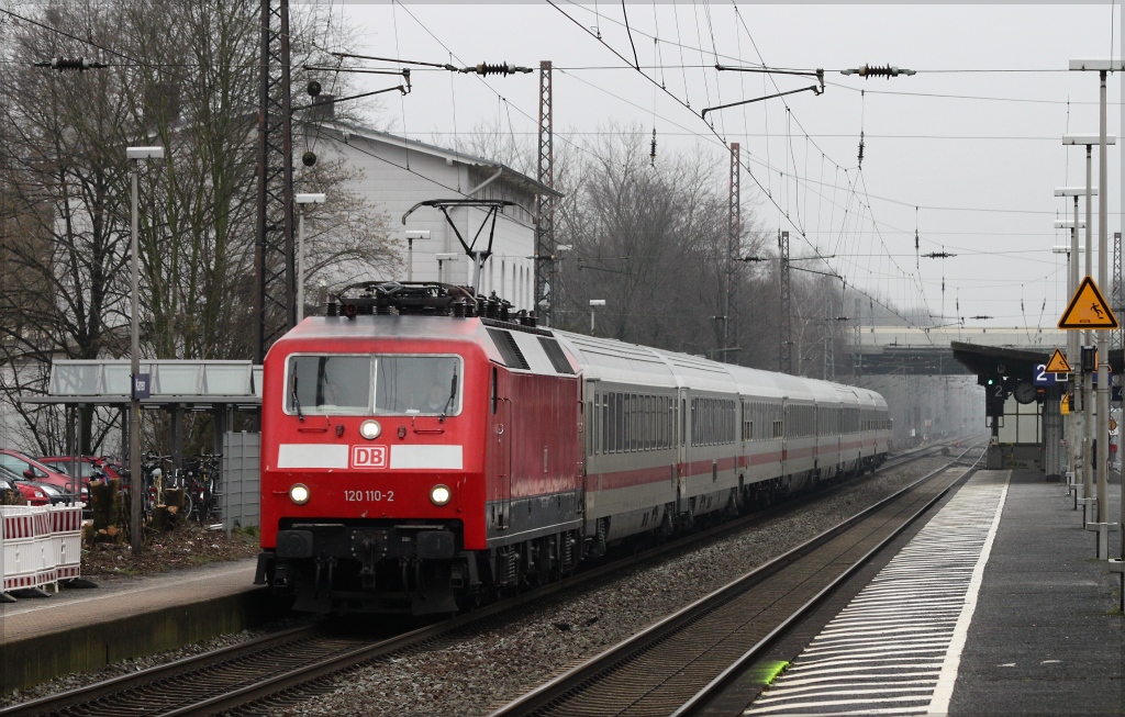 120 110 mit einem IC in Richtung Dortmund am 17.02.13 in Kamen