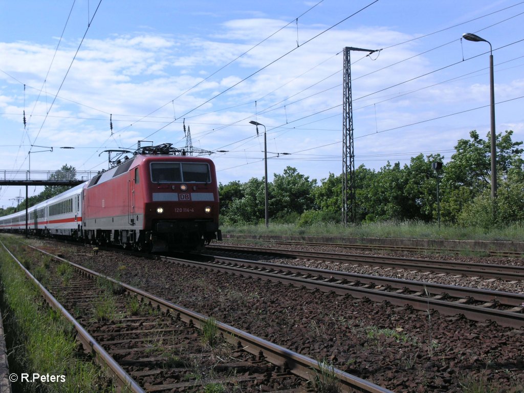 120 114-4 zieht ein leer IC aus Berlin-Gesundbrunn durch Saarmund. 17.05.09