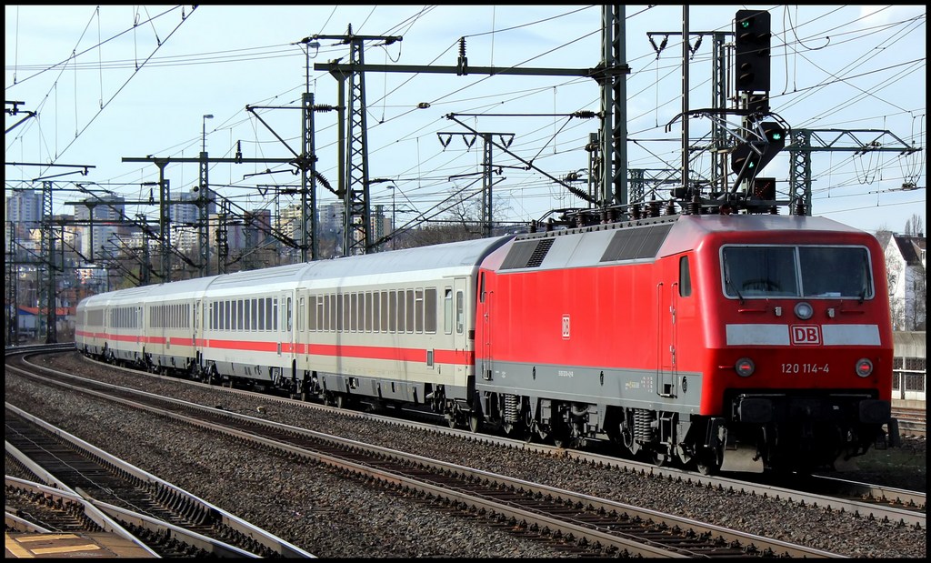 120 114 als Ersatz IC nach Hamburch Altona am 17.04.13 in Fulda