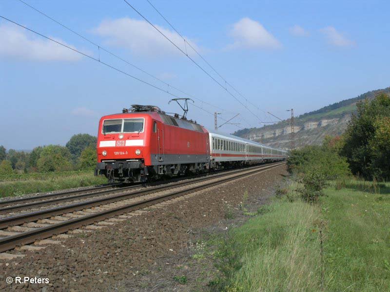 120 124-3 zieht den IC 1987 Rottaler Land Hamburg-Mhldorf kurz vor Thngersheim. 27.09.08
