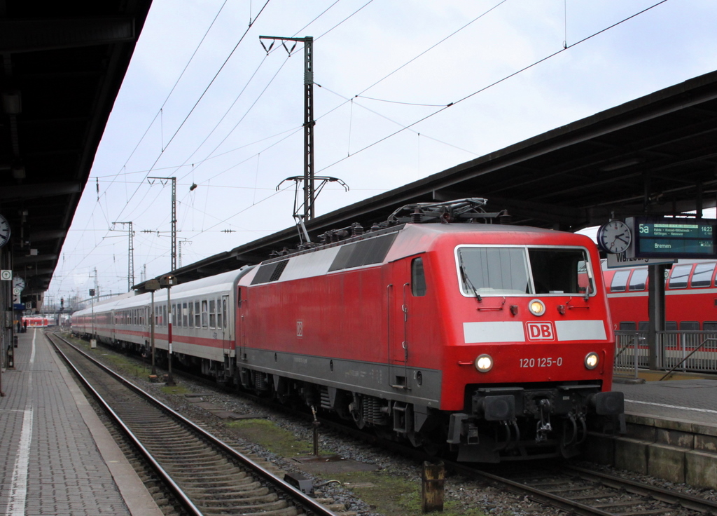 120 125-0 mit IC Rottalerland nach Bremen am 12.02.11 in Wrzburg