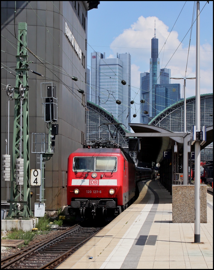 120 127 mit IC 2802 nach Berlin am 21.05.11 in Frankfurt a.M.