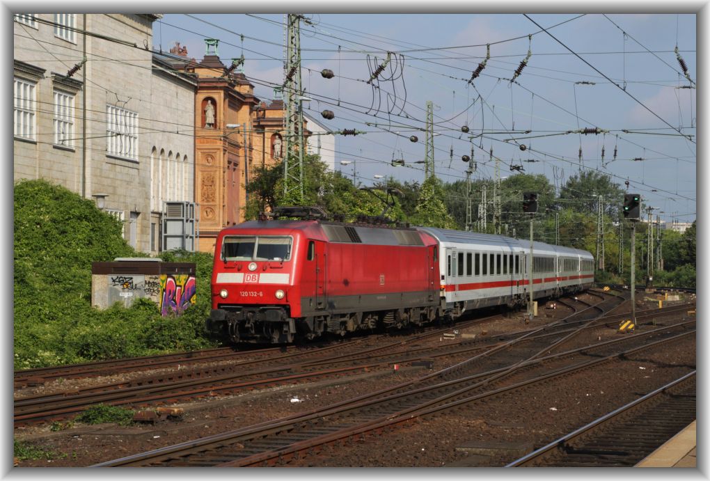 120 132 mit IC bei der Einfahrt in den Hamburger Hbf