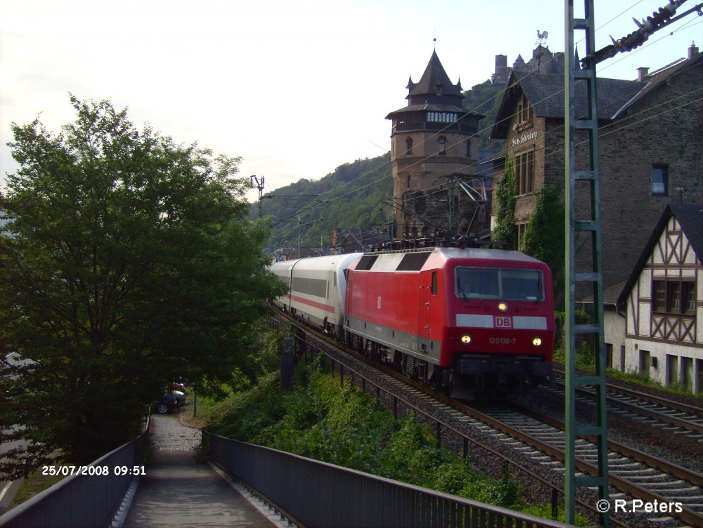 120 136-7 zieht den IC 1819 Kln HBF – Stuttgart durch Oberwesel. 25.07.08
