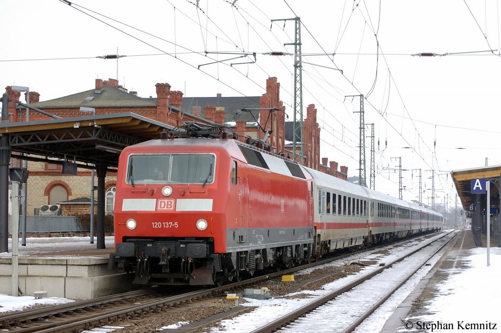 120 137-5 mit dem IC 144 nach Schiphol (Airport) in Stendal. 04.01.2011