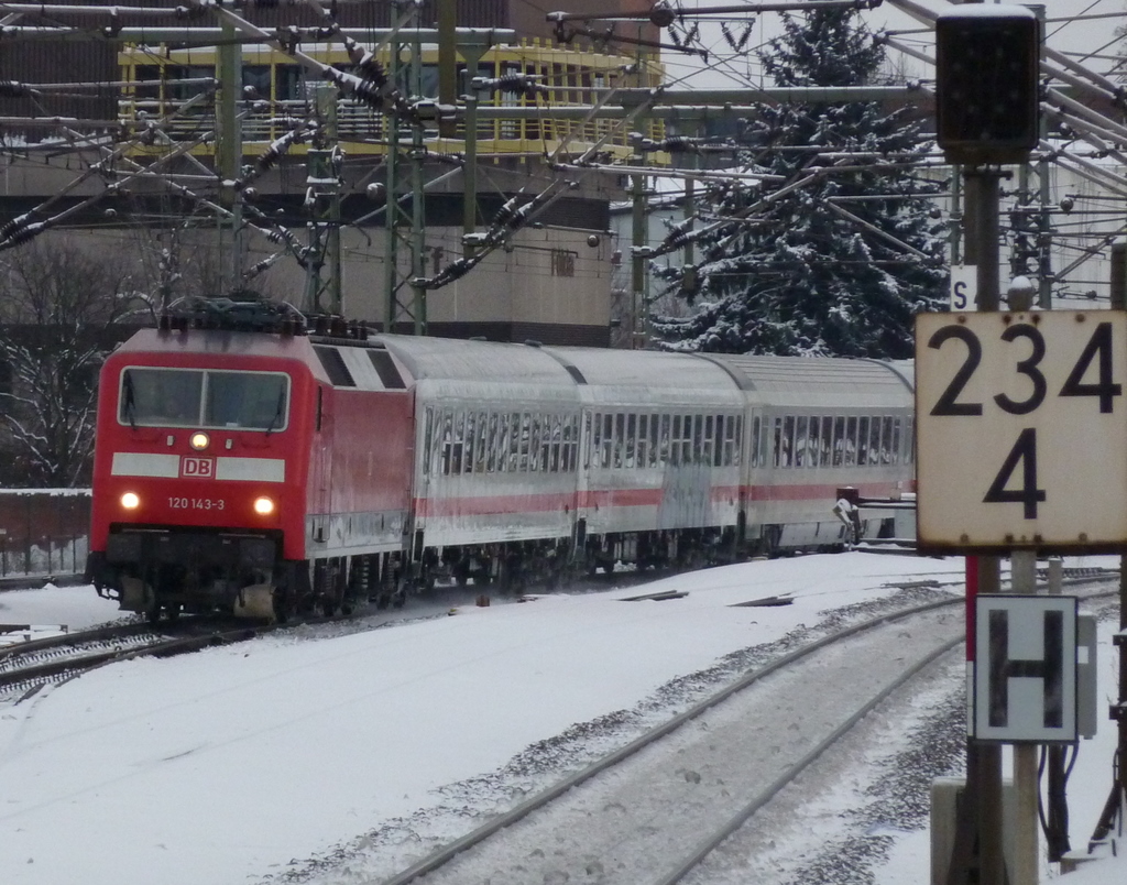 120 143 mit IC Rottalerland am 18.12.10 in Fulda