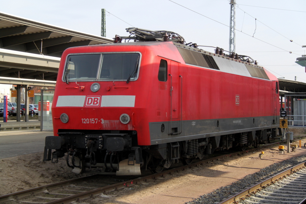120 157-3 abgestellt im Rostocker Hbf.08.03.2013
