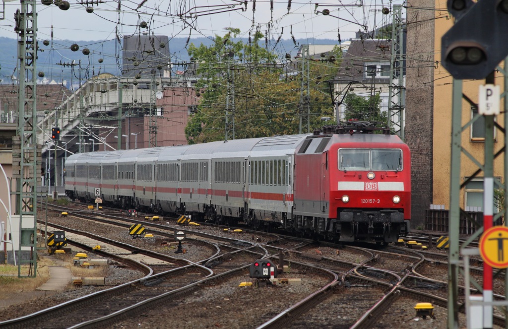 120 157 in der nrdlichen Bahnhofseinfahrt des Koblenzer Hbf´s (23.07.11)